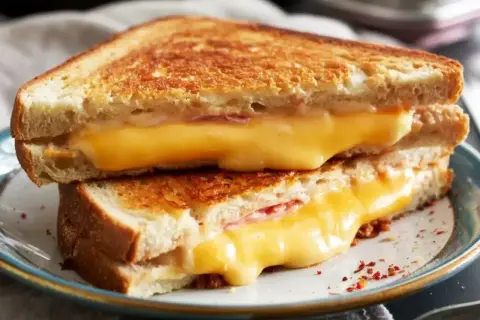Idealny ser do tostów? Ten roztopiony, ciągnący się cheddar w tostach wygląda obłędnie!